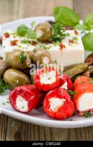 Gemischte Antipasti auf einer Platte gegen Holz Stockfoto