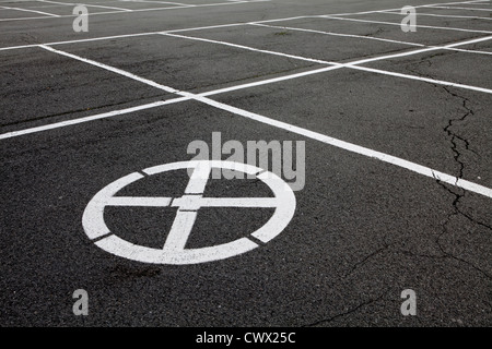 Kostenlose Parkplätze mit einem keine Parkplatz-Symbol, Konzept-Bild, parking Spaces, Deutschland, Europa Stockfoto