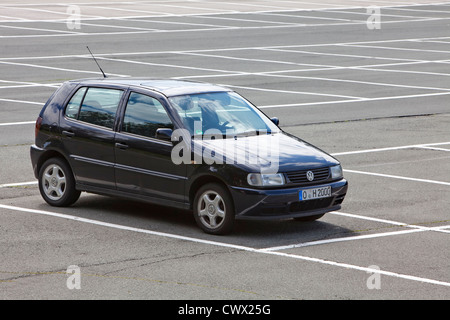 Ein einziges Auto parkte auf einen großen Parkplatz, Konzept-Bild, PKW-Stellplätze in Deutschland, Europa Stockfoto