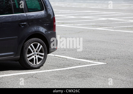 Ein einziges Auto parkte auf einen großen Parkplatz, Konzept-Bild, PKW-Stellplätze in Deutschland, Europa Stockfoto