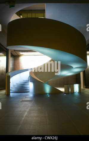 Moderne Wendeltreppe von unten beleuchtet Stockfoto