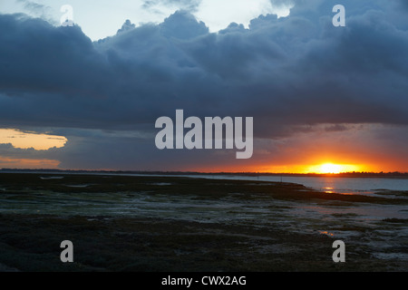 Sonnenuntergang über ländliche See Stockfoto