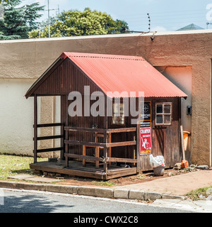 Hohe Kriminalitätsrate führen Sicherheits-Punkte und Wache Häuser in vielen Johannesburg Gassen Stockfoto