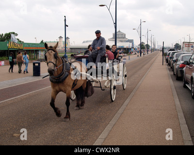 Pferd und Kutsche fahren, Great Yarmouth, Norfolk, Großbritannien Stockfoto