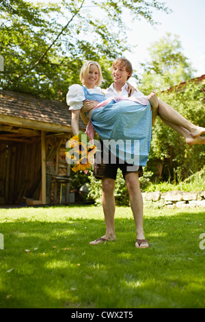 Mann-Betrieb-Freundin im Hinterhof Stockfoto