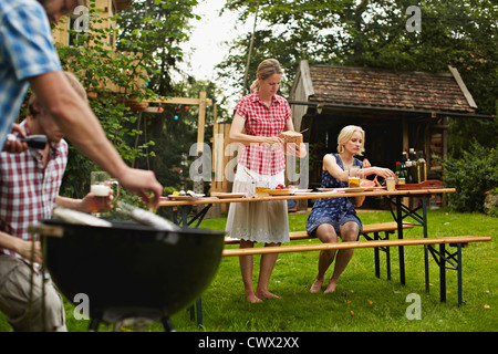 Freunde, die Einstellung Tisch im freien Stockfoto