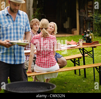 Freunde am Tisch im Freien essen Stockfoto