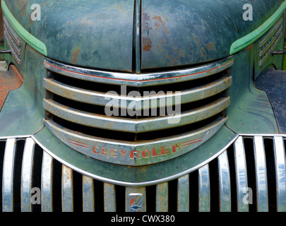 Foto von der Frontgrill eines antiken verrostet, blauen Chevrolet Pickup-Truck. Stockfoto