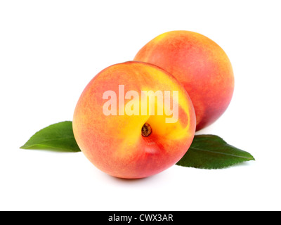 Frisches Obst Pfirsich mit grünen Blättern isoliert auf weißem Hintergrund im Studio Stockfoto