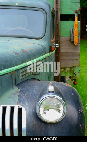 Foto von der linken Seite von einem alten antiken verblasste Farbe LKW mit Lenkrad und das hintere Bett des LKW Stockfoto