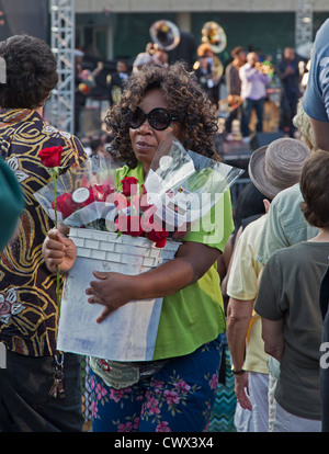 Detroit, Michigan - eine Frau verkauft Rosen an das Publikum auf der Detroit-Jazz-Festival. Stockfoto