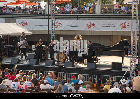 Detroit, Michigan - The Preservation Hall Jazz Band spielt auf dem Detroit-Jazz-Festival. Stockfoto