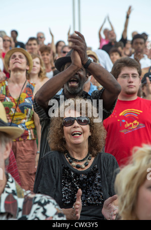 Detroit, Michigan - eine Menschenmenge lauscht der Preservation Hall Jazz Band auf dem Detroit-Jazz-Festival. Stockfoto