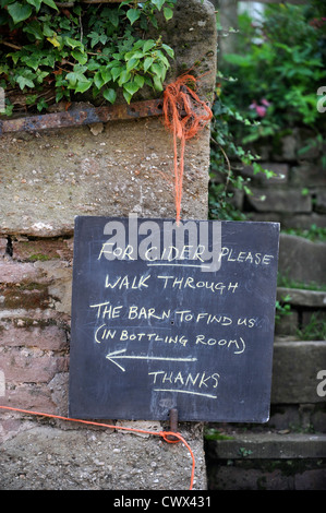 Ein Schild, Kunden wollen Apfelwein auf einem englischen Hof, Herefordshire, UK kaufen Stockfoto