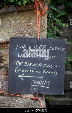 Ein Schild, Kunden wollen Apfelwein auf einem englischen Hof, Herefordshire, UK kaufen Stockfoto