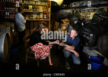 Probenahme Apfelwein in einem Hofladen auf einem englischen Hof, Herefordshire, UK Stockfoto