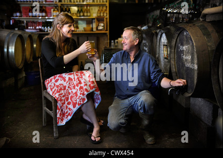 Probenahme Apfelwein in einem Hofladen auf einem englischen Hof, Herefordshire, UK Stockfoto