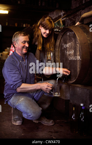 Probenahme Apfelwein in einem Hofladen auf einem englischen Hof, Herefordshire, UK Stockfoto