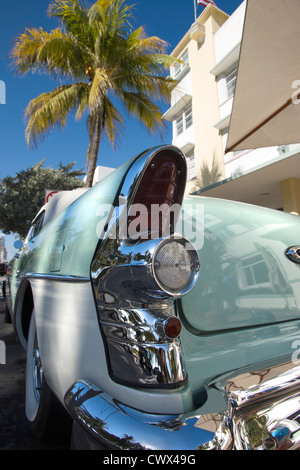 TAIL FIN OLDSMOBILE SUPER 88 CABRIO (©GENERAL MOTORS CORP 1957) AVALON HOTEL (©ALBERT ANIS 1941) OCEAN DRIVE SOUTH BEACH MIAMI BEACH FLORIDA USA Stockfoto
