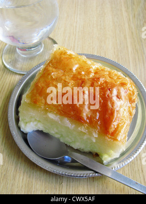 Griechische Küche. Galaktoboureko, Vanillepudding gefüllt Phyllo Gebäck Stockfoto