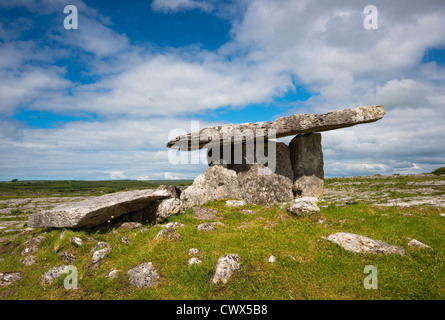 Poulnabrone Dolmen im Bereich Burren im County Clare, Republik Irland. Stockfoto