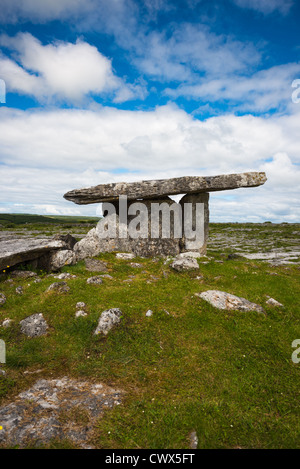 Poulnabrone Dolmen im Bereich Burren im County Clare, Republik Irland. Stockfoto