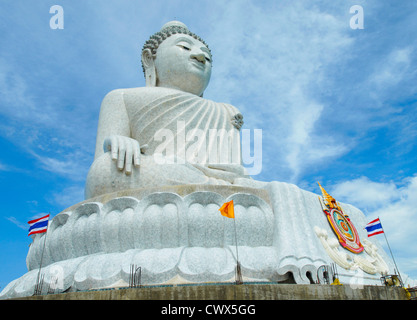 Massive weiße Marmor Buddha-Statue und touristische Destination auf Hügel in Phuket, Thailand. Stockfoto