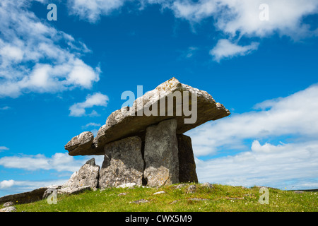 Poulnabrone Dolmen im Bereich Burren im County Clare, Republik Irland. Stockfoto