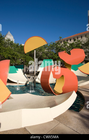 TIEFE TAILLE SCHÜSSEL MIT VERSTREUTEN ORANGENSCHEIBEN UND SCHALEN BRUNNEN METRO DADE PARK MIAMI FLORIDA USA Stockfoto