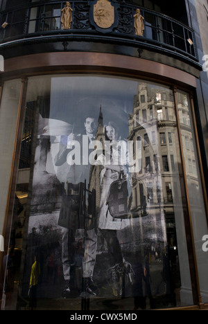 Burberry-Modelle gesehen im speichern Fenster ihre Regent Street Shop im Zentrum von London. Stockfoto