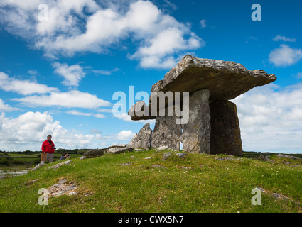 Touristen am Poulnabrone Dolmen im Bereich Burren im County Clare, Republik Irland. Stockfoto