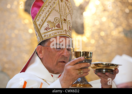 Feier der göttlichen Liturgie am St. Sharbel Maronite katholische Kirche Stockfoto