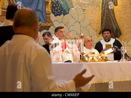 Feier der göttlichen Liturgie am St. Sharbel Maronite katholische Kirche Stockfoto