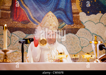 Feier der göttlichen Liturgie am St. Sharbel Maronite katholische Kirche Stockfoto