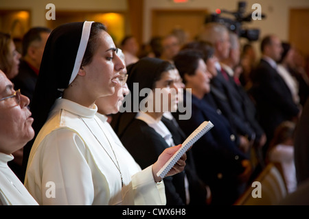 Feier der göttlichen Liturgie am St. Sharbel Maronite katholische Kirche Stockfoto