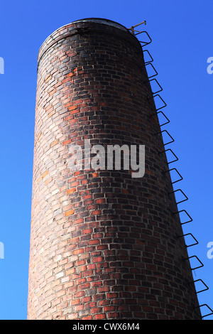 alte gemauerte Schornstein auf blauen Himmelshintergrund Stockfoto