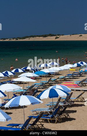 Eine Reihe von leeren farbige Liegestühle am Strand von Agios Georgios, Korfu, Ionische Inseln, Griechenland. Stockfoto