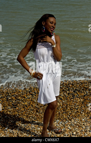 Afrikanische Ebu junge Nigerianerin Tourist am Meer Küste Stockfoto