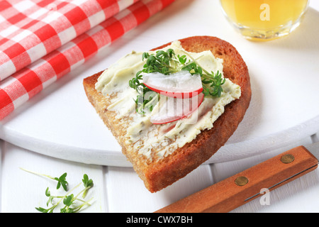 Pfanne geröstetes Brot mit Streichkäse und Kresse Stockfoto