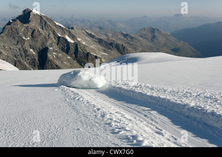 Ein Stück Eis Klippe Schutt in den Bernina-Alpen Stockfoto