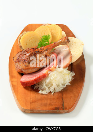 Braten Sie Ente und Schweinefleisch mit drei Arten von Knödel und weißen Kohl Stockfoto