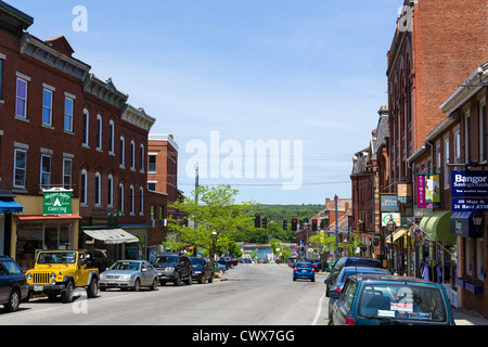 Main Street in Richtung Hafen, Belfast, Waldo County, Maine, USA anzeigen Stockfoto