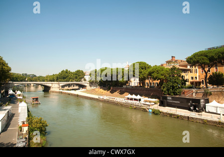 Rom, Italien - Isola Tiberina (Tiberinsel) und des Flusses Tiber. Stockfoto