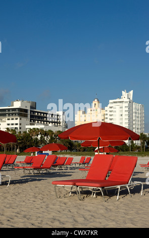 Reihen von rote Liegestühle Sonnenschirme MIAMI BEACH FLORIDA USA Stockfoto