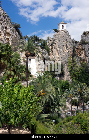 Haus auf Fels, plus Palm trees Guadalest, Costa Blanca, Spanien Stockfoto