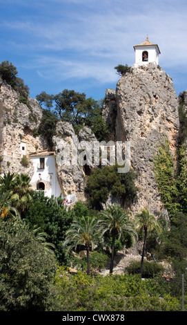 Haus auf Fels, plus Palm trees Guadalest, Costa Blanca, Spanien Stockfoto