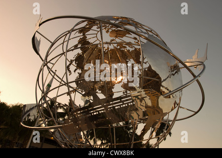 KREUZFAHRT-SCHIFF-UMRISS AUF STAHL WORLD GLOBE EINGANG ZUM HAFEN VON MIAMI MIAMI FLORIDA USA Stockfoto