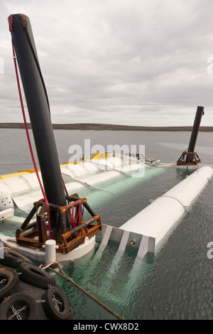 Teil des Aquamarin Oyster 800 Welle Energievorrichtung vertäut am Lyness, warten auf Schlepptau zu EMEC-Test-Site für die Installation. Stockfoto