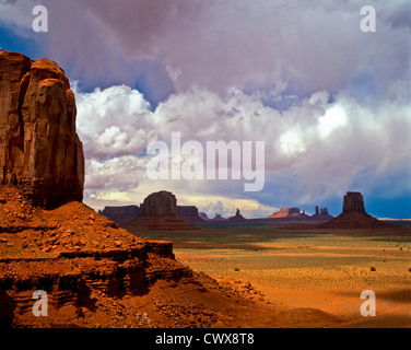 Die vorletzte Station entlang des Tals ist im Fenster "Nord" eine Lücke zwischen den Rändern der Elephant Butte und Cly Butte, AZ/UT Stockfoto