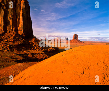 Die vorletzte Station entlang des Tals ist im Fenster "Nord" eine Lücke zwischen den Rändern der Elephant Butte und Cly Butte, AZ/UT Stockfoto